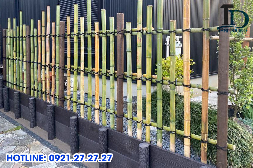 Hàng rào bằng tre trang trí san vuon